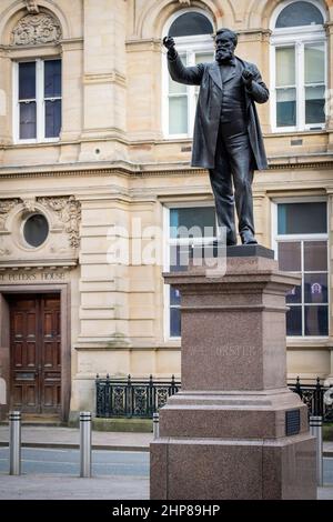 Statue von William Edward Forster, vor dem Broadway Shopping Center und Kala Sangam's St. Peters House, Bradford, West Yorkshire, England. Stockfoto