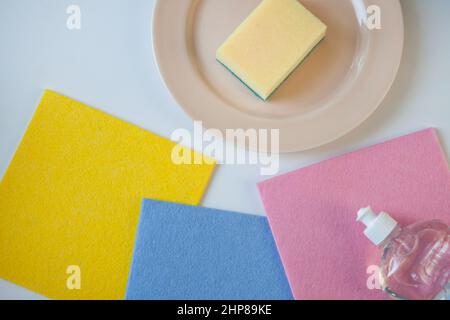 Spüllappen und bunte Schwamm. Farbige Polyurethan Reinigung Küchenschwämme. Ordnung Und Sauberkeit Stockfoto