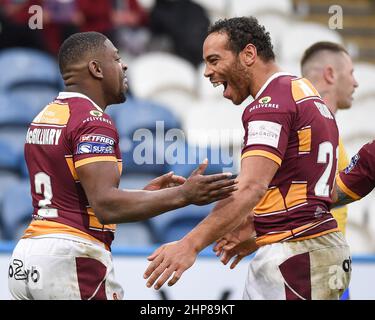 Huddersfield, England - 19. Februar 2022 - Jermaine McGillvary (und Leroy Cudjoe (21) von Huddersfield Giants feiern Versuch während der Rugby League Betfred Super League Runde 2 Huddersfield Giants vs Hull Kingston Rovers im John Smith's Stadium, Huddersfield, UK Dean Williams Kredit: Dean Williams/Alamy Live News Stockfoto