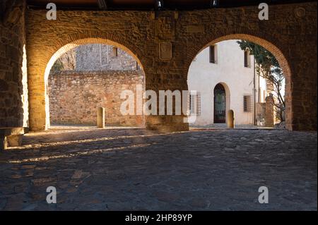 goldene Stunde in Arqua Petrarca, ITALIEN - 12. Feb 2021: Eine alte Stadt im Nordosten Italiens, Venetien. Es wurde als eines der schönen ol definiert Stockfoto