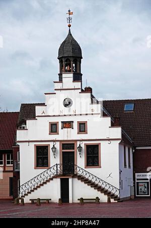 Lingen, Niedersachsen, Deutschland - Feb 8 2022 - das historische Rathaus von 1663 auf dem Marktplatz. Stockfoto