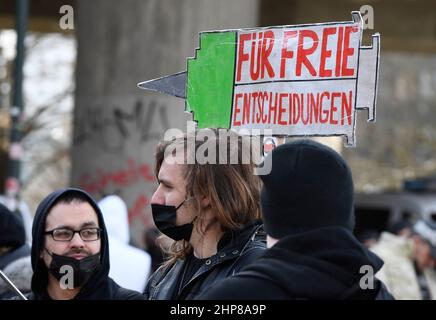 19. Februar 2022, Nordrhein-Westfalen, Düsseldorf: Demonstranten protestieren weiterhin auf der Straße gegen die Maßnahmen der Corona-Pandemie. Nach den ersten Eindrücken der Polizei waren die Proteste friedlich wie zuvor. Die Demonstranten lehnten die Impfpflicht ab und sprachen sich für die Wahlfreiheit aus. Foto: Roberto Pfeil/dpa Stockfoto