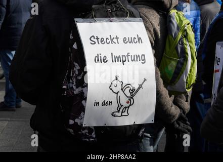 19. Februar 2022, Nordrhein-Westfalen, Düsseldorf: Demonstranten protestieren weiterhin auf der Straße gegen die Maßnahmen der Corona-Pandemie. Nach den ersten Eindrücken der Polizei waren die Proteste friedlich wie zuvor. Die Demonstranten lehnten die Impfpflicht ab und sprachen sich für die Wahlfreiheit aus. Foto: Roberto Pfeil/dpa Stockfoto