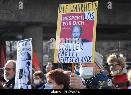 19. Februar 2022, Nordrhein-Westfalen, Düsseldorf: Demonstranten protestieren weiterhin auf der Straße gegen die Maßnahmen der Corona-Pandemie. Nach den ersten Eindrücken der Polizei waren die Proteste friedlich wie zuvor. Die Demonstranten lehnten die Impfpflicht ab und sprachen sich für die Wahlfreiheit aus. Foto: Roberto Pfeil/dpa Stockfoto