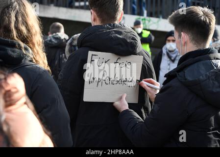 19. Februar 2022, Nordrhein-Westfalen, Düsseldorf: Demonstranten protestieren weiterhin auf der Straße gegen die Maßnahmen der Corona-Pandemie. Nach den ersten Eindrücken der Polizei waren die Proteste friedlich wie zuvor. Die Demonstranten lehnten die Impfpflicht ab und sprachen sich für die Wahlfreiheit aus. Foto: Roberto Pfeil/dpa Stockfoto