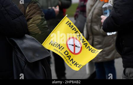 19. Februar 2022, Nordrhein-Westfalen, Düsseldorf: Demonstranten protestieren weiterhin auf der Straße gegen die Maßnahmen der Corona-Pandemie. Nach den ersten Eindrücken der Polizei waren die Proteste friedlich wie zuvor. Die Demonstranten lehnten die Impfpflicht ab und sprachen sich für die Wahlfreiheit aus. Foto: Roberto Pfeil/dpa Stockfoto