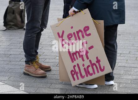 19. Februar 2022, Nordrhein-Westfalen, Düsseldorf: Demonstranten protestieren weiterhin auf der Straße gegen die Maßnahmen der Corona-Pandemie. Nach den ersten Eindrücken der Polizei waren die Proteste friedlich wie zuvor. Die Demonstranten lehnten die Impfpflicht ab und sprachen sich für die Wahlfreiheit aus. Foto: Roberto Pfeil/dpa Stockfoto