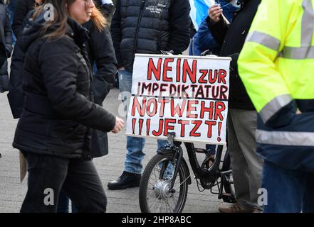 19. Februar 2022, Nordrhein-Westfalen, Düsseldorf: Demonstranten protestieren weiterhin auf der Straße gegen die Maßnahmen der Corona-Pandemie. Nach den ersten Eindrücken der Polizei waren die Proteste friedlich wie zuvor. Die Demonstranten lehnten die Impfpflicht ab und sprachen sich für die Wahlfreiheit aus. Foto: Roberto Pfeil/dpa Stockfoto