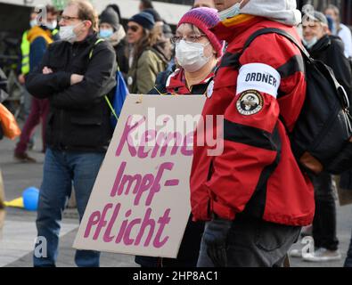 19. Februar 2022, Nordrhein-Westfalen, Düsseldorf: Demonstranten protestieren weiterhin auf der Straße gegen die Maßnahmen der Corona-Pandemie. Nach den ersten Eindrücken der Polizei waren die Proteste friedlich wie zuvor. Die Demonstranten lehnten die Impfpflicht ab und sprachen sich für die Wahlfreiheit aus. Foto: Roberto Pfeil/dpa Stockfoto