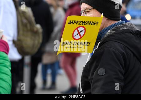 19. Februar 2022, Nordrhein-Westfalen, Düsseldorf: Demonstranten protestieren weiterhin auf der Straße gegen die Maßnahmen der Corona-Pandemie. Nach den ersten Eindrücken der Polizei waren die Proteste friedlich wie zuvor. Die Demonstranten lehnten die Impfpflicht ab und sprachen sich für die Wahlfreiheit aus. Foto: Roberto Pfeil/dpa Stockfoto