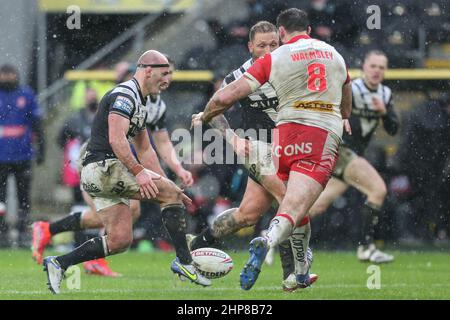 Danny Houghton (9) vom Hull FC setzt am 2/19/2022 einen Kick durch. (Foto von David Greaves/News Images/Sipa USA) Stockfoto