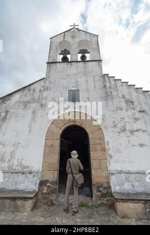 Pilger mit Hut, Tasche und Stock in der Kirche auf dem Jakobsweg. Jakobsweg Stockfoto