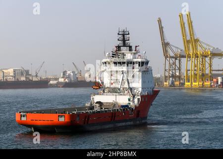 Großes orangefarbenes Offshore-Versorgungsschiff im Hafen. AHTS-Schiff. Stockfoto