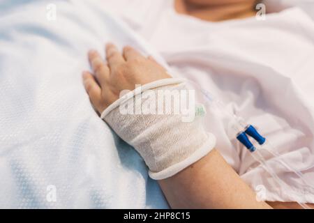 Frau mit intravenöser Kanüle im Krankenhaus freistellen Stockfoto