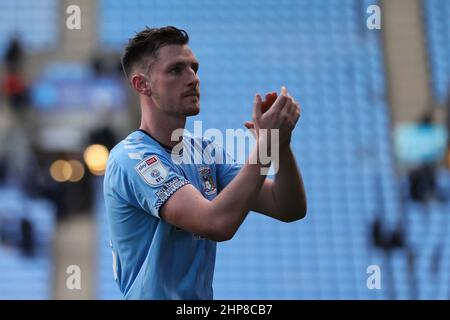 COVENTRY, GROSSBRITANNIEN. FEBRUAR 19TH. Dominic Hyam von Coventry City applaudiert den Fans beim Finalpfiff während des Sky Bet Championship-Spiels zwischen Coventry City und Barnsley in der Coventry Building Society Arena, Coventry am Samstag, dem 19th. Februar 2022. (Kredit: James Holyoak | MI News) Kredit: MI Nachrichten & Sport /Alamy Live News Stockfoto