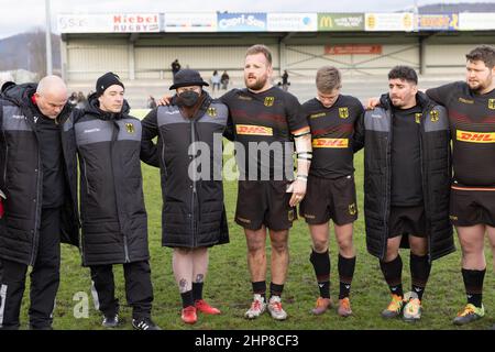 Heidelberg, Deutschland. 19th. Februar 2022. Rugby Europe Trophy, Matchday 6, Deutschland - Belgien. Nach der Niederlage jubelt Mannschaftskapitän Jörn Schröder (Deutschland, 1, M) seine Mannschaft im Mannschaftskreis an. Von links Nationaltrainer Mark Kuhlmann (Deutschland), Co-Trainer Lars Eckert, Co-Trainer Kehoma Brenner (Deutschland), Jörn Schröder (Deutschland, 1), Jan Piosik (Deutschland, 21) und Alexander Biskupek (Deutschland, 2). Quelle: Jürgen Kessler/Kessler-Sportfotografie/dpa/Alamy Live News Stockfoto