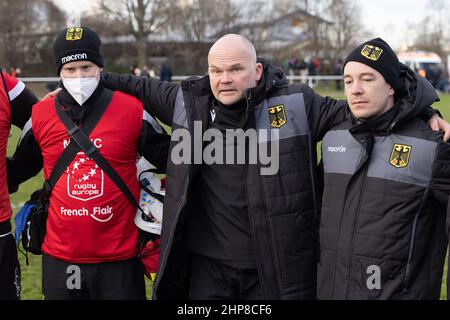 Heidelberg, Deutschland. 19th. Februar 2022. Rugby Europe Trophy, Matchday 6, Deutschland - Belgien. Nach der knappen Niederlage jubelt Nationaltrainer Mark Kuhlmann (Deutschland, M) seine Spieler im Mannschaftskreis an. Quelle: Jürgen Kessler/Kessler-Sportfotografie/dpa/Alamy Live News Stockfoto