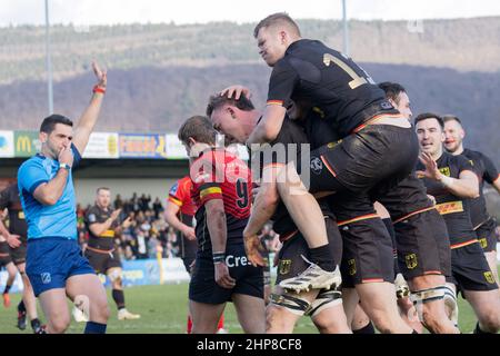 Heidelberg, Deutschland. 19th. Februar 2022. Rugby Europe Trophy, Matchday 6, Deutschland - Belgien. Justin Renc (Deutschland, 7), der die deutschen Spieler anfeuerte, hatte einen Versuch gemacht und Felix Lammers (Deutschland, 11) auf den Schultern getragen. Quelle: Jürgen Kessler/Kessler-Sportfotografie/dpa/Alamy Live News Stockfoto