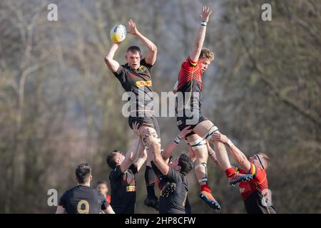 Heidelberg, Deutschland. 19th. Februar 2022. Rugby Europe Trophy, Matchday 6, Deutschland - Belgien. Jens Listmann (Deutschland, 5, l) gewinnt den Lane-Wurf gegen Toon Deceuninck (Belgien, 6). Quelle: Jürgen Kessler/Kessler-Sportfotografie/dpa/Alamy Live News Stockfoto