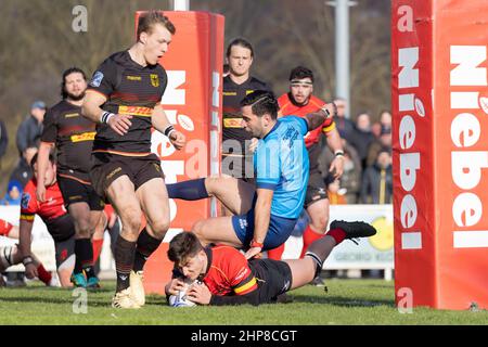 Heidelberg, Deutschland. 19th. Februar 2022. Rugby Europe Trophy, Matchday 6, Deutschland - Belgien. Viktor Pazgrat (Belgien, 12) gibt einen Versuch ab. Dabei schlägt er Schiedsrichter Shota Tezvadze (Georgien) an. Auf der linken Seite kann Niklas Hohl (Deutschland, 10) nicht mehr eingreifen. Quelle: Jürgen Kessler/Kessler-Sportfotografie/dpa/Alamy Live News Stockfoto