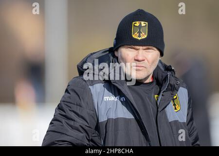 Heidelberg, Deutschland. 19th. Februar 2022. Rugby Europe Trophy, Matchday 6, Deutschland - Belgien. Nationaltrainer Mark Kuhlmann (Deutschland) beobachtet das Aufwärmen seiner Mannschaft. Quelle: Jürgen Kessler/Kessler-Sportfotografie/dpa/Alamy Live News Stockfoto