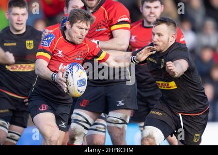 Heidelberg, Deutschland. 19th. Februar 2022. Rugby Europe Trophy, Matchday 6, Deutschland - Belgien. Nicolas Rinklin (Deutschland, 8, rechts) wirft sich in den Kick von Julien Berger (Belgien, 9). Quelle: Jürgen Kessler/Kessler-Sportfotografie/dpa/Alamy Live News Stockfoto