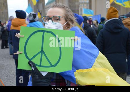 "Stand with Ukraine" - Demonstration´s Brandenburger Tor in Berlin, Deutschland, zur Unterstützung der Unabhängigkeit und Souveränität der Ukraine - 19. Februar 2022. Stockfoto