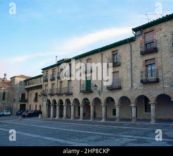 PLAZA MAYOR-CASAS CON SOPORTALES-S XV-ORDENADA EDIFICAR POR CARD MENDOZA. Lage: AUSSEN. Sigüenza. Guadalajara. SPANIEN. Stockfoto