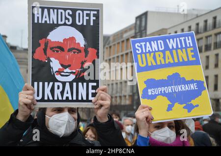 "Stand with Ukraine" - Demonstration´s Brandenburger Tor in Berlin, Deutschland, zur Unterstützung der Unabhängigkeit und Souveränität der Ukraine - 19. Februar 2022. Stockfoto