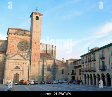 PLAZA MAYOR DEL S XV CON LA CATEDRAL Y CASAS CON SOPORTALES. Lage: AUSSEN. Sigüenza. Guadalajara. SPANIEN. Stockfoto