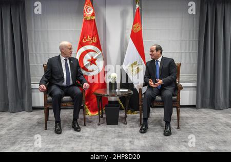 Tunis, Tunesien. 17th. Februar 2022. Treffen mit dem ägyptischen Präsidenten Mohamed Sissi während des Gipfels in Brüssel der tunesische Staatschef KaÃ¯s SaÃ¯ed wird nach Belgien reisen, um an den Arbeiten des für den 17. Und 18. Februar geplanten Gipfeltreffens zwischen der Europäischen Union und der Afrikanischen Union 6th teilzunehmen. 2022 in Brüssel (Foto: © Chokri Mahjoub/ZUMA Press Wire) Stockfoto