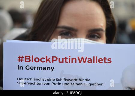 "Stand with Ukraine" - Demonstration´s Brandenburger Tor in Berlin, Deutschland, zur Unterstützung der Unabhängigkeit und Souveränität der Ukraine - 19. Februar 2022. Stockfoto