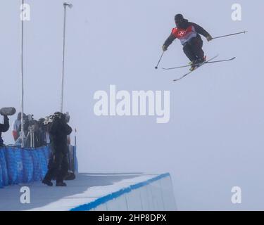 Peking, Hebei, China. 19th. Februar 2022. Gus Kenworthy (GBR) beim Freestyle-Ski-Herren Halbpipe-Finale während der Olympischen Winterspiele 2022 in Peking im Genting Snow Park. (Bild: © David G. McIntyre/ZUMA Press Wire) Stockfoto