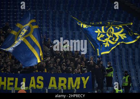 Rom, Italien. 19th. Februar 2022. Fans von Hellas Verona jubeln während des Fußballspiels von AS Roma und Hellas Verona im Olimpico-Stadion in Rom (Italien) am 19th. Februar 2022 an. Foto Antonietta Baldassarre/Insidefoto Kredit: Insidefoto srl/Alamy Live News Stockfoto