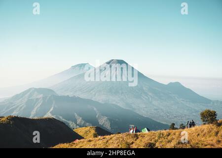 Mount Sanoing Und Sindoro Vom Mount Prau Gefangen Stockfoto