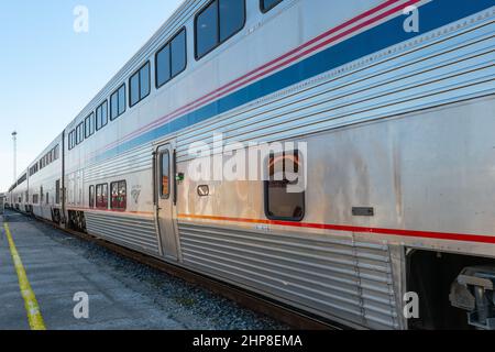 Taylor, Texas, USA – amerikanischer Passagierzug Amtrak Texas Eagle Passagierbusse bereit für die Abfahrt von kleinen Texas Passagierbahnhöfen Stockfoto