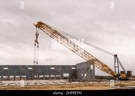 Georgetown, Texas, USA – großer gelber Mobilkran auf der Baustelle, der zum Anheben großer Teile vorgefertigter Gebäudewände verwendet wurde Stockfoto