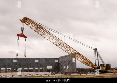 Georgetown, Texas, USA – großer gelber Mobilkran auf der Baustelle, der zum Anheben großer Teile vorgefertigter Gebäudewände verwendet wurde Stockfoto