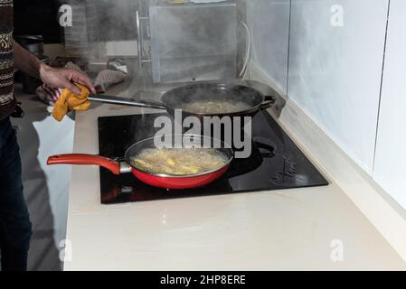 Bratprozess Kartoffeln zu einem spanischen Omelett zu machen Stockfoto