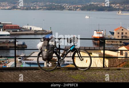 Eine Fahrradtour am Aussichtspunkt Olivo in der Altstadt von ​​Vigo mit Blick auf die Mündung von Vigo und den Hafen Stockfoto