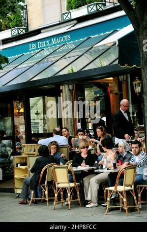 Paris, Frankreich, People Sharing Dinks auf der French Café Terrace, Quartier Latin, Pariser Café-Szene Les Deux Magots, Pariser Café französin, pariser Bistrot französin, Café saint germain des pres Stockfoto