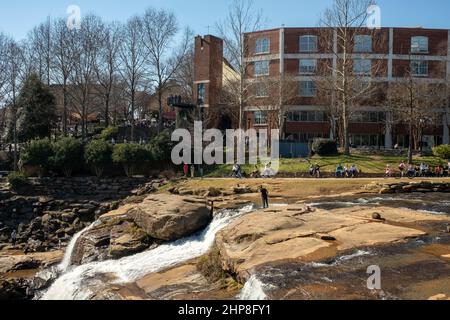 Falls Park on the Reedy ist ein toller Ort in der Innenstadt für ein Wochenende in Greenville, South Carolina mit Wanderwegen, Wasserfällen, Restaurants, Geschäften und Gärten. Stockfoto