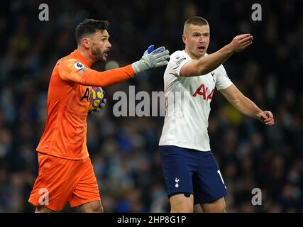 Tottenham Hotspur-Torwart Hugo Lloris (links) und Eric Dier von Tottenham Hotspur sprechen beim Premier League-Spiel im Etihad Stadium, Manchester, miteinander. Bilddatum: Samstag, 19. Februar 2022. Stockfoto