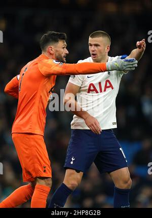 Tottenham Hotspur-Torwart Hugo Lloris (links) und Eric Dier von Tottenham Hotspur sprechen beim Premier League-Spiel im Etihad Stadium, Manchester, miteinander. Bilddatum: Samstag, 19. Februar 2022. Stockfoto