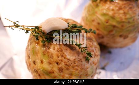 Sellerie mit frischem Thymian und Knoblauchzehe zum Kochen bereit gekrönt Stockfoto