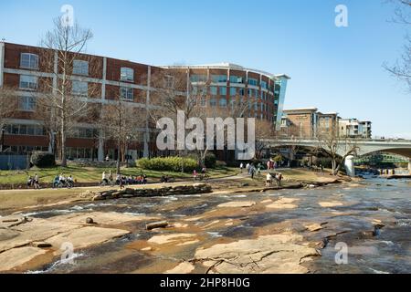 Falls Park on the Reedy ist ein toller Ort in der Innenstadt für ein Wochenende in Greenville, South Carolina mit Wanderwegen, Wasserfällen, Restaurants, Geschäften und Gärten. Stockfoto
