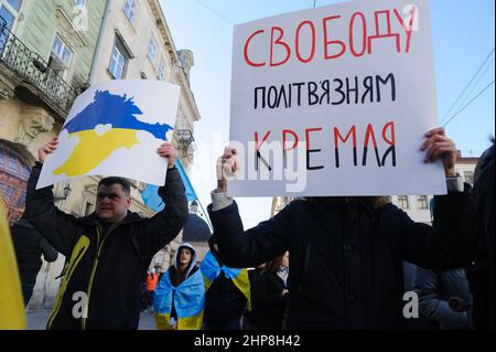 Lviv, Ukraine. 19th. Februar 2022. Die Ukrainer sahen während des Einheits-marsches an der Ukraine-Russland-Grenze Plakate halten, die ihre Meinung zum Ausdruck brachten.der Einheits-marsch begann in der Nähe des Denkmals von Ivan Franko und endete mit der Aufführung der Nationalhymne am Denkmal der Himmlischen Hundert Helden. Die Veranstaltung zeigte die Bereitschaft der Ukrainer, sich der russischen Aggression zu widersetzen. Kredit: SOPA Images Limited/Alamy Live Nachrichten Stockfoto