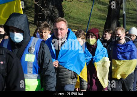 Lviv, Ukraine. 19th. Februar 2022. Der Bürgermeister von Lemberg, Andriy Sadovyi, wurde während des Einheits-marsches an der Grenze zwischen der Ukraine und Russland gesehen. Der marsch der Einheit begann in der Nähe des Denkmals von Ivan Franko und endete mit der Aufführung der Nationalhymne am Denkmal der Himmlischen Hundert Helden. Die Veranstaltung zeigte die Bereitschaft der Ukrainer, sich der russischen Aggression zu widersetzen. Kredit: SOPA Images Limited/Alamy Live Nachrichten Stockfoto