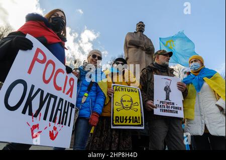 Lviv, Ukraine. 19th. Februar 2022. Die Ukrainer sahen während des Einheits-marsches an der Ukraine-Russland-Grenze Plakate halten, die ihre Meinung zum Ausdruck brachten.der Einheits-marsch begann in der Nähe des Denkmals von Ivan Franko und endete mit der Aufführung der Nationalhymne am Denkmal der Himmlischen Hundert Helden. Die Veranstaltung zeigte die Bereitschaft der Ukrainer, sich der russischen Aggression zu widersetzen. Kredit: SOPA Images Limited/Alamy Live Nachrichten Stockfoto