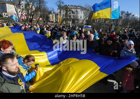 Lviv, Ukraine. 19th. Februar 2022. Die Ukrainer sahen während des Einheits-marsches an der Grenze zwischen Ukraine und Russland eine ukrainische Flagge halten.der Einheits-marsch begann in der Nähe des Denkmals von Ivan Franko und endete mit der Aufführung der Nationalhymne am Denkmal der Himmlischen Hundert Helden. Die Veranstaltung zeigte die Bereitschaft der Ukrainer, sich der russischen Aggression zu widersetzen. Kredit: SOPA Images Limited/Alamy Live Nachrichten Stockfoto